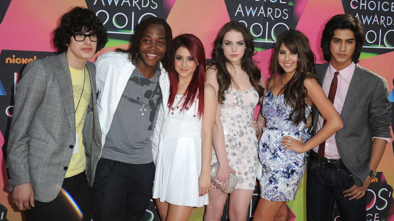 Ariana Grande junto al elenco de 'Victorious' en la alfombra roja en 2010