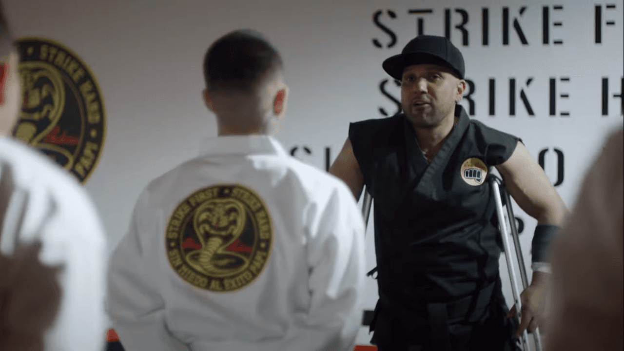 Netflix hizo un video con él para promover la tercera temporada de Cobra kai