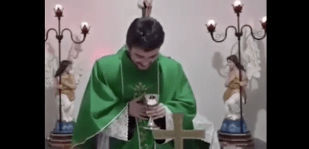 Viral: Sacerdote sufre ataque de risa en plena misa, ¿se le metió el chamuco?