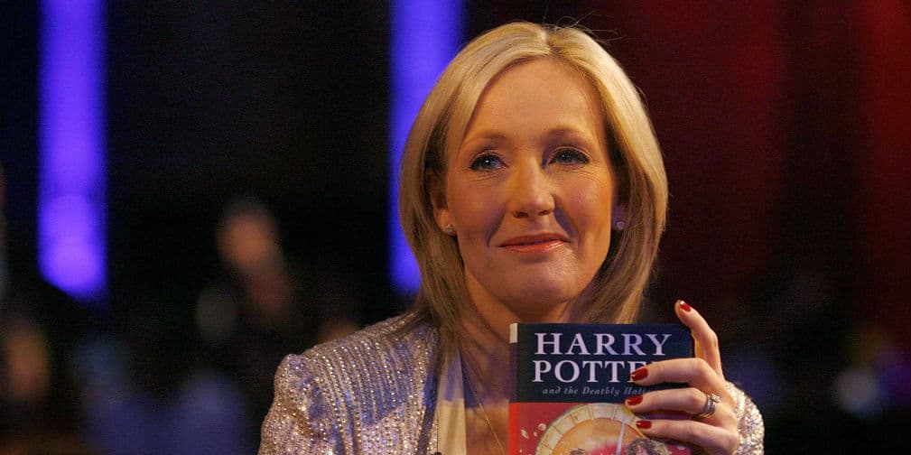 9. J. K. Rowling: El mundo de Harry Potter salió de la mente de esta introvertida y tímida escritora.