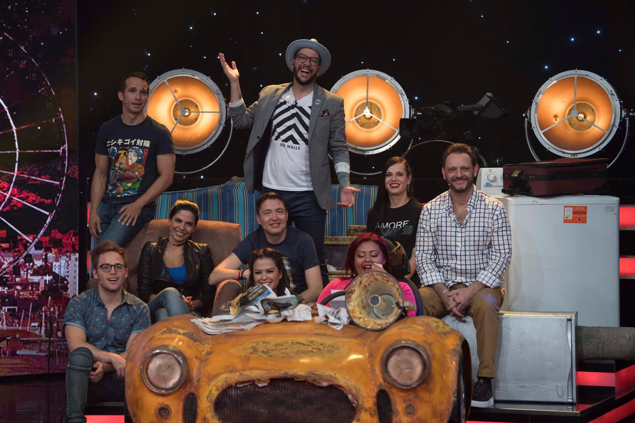 La Familia Disfuncional también tuvo a María del Mar Terrón, la voz del "fierro viejo que venda", anunciando los juegos.