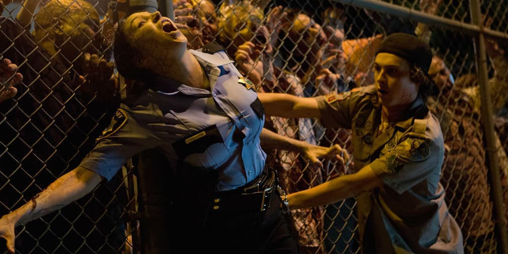 10. Oficial Zombi (Scouts Guide to the Zombie Apocalypse): Una policía con buenos senos en esta comedia.