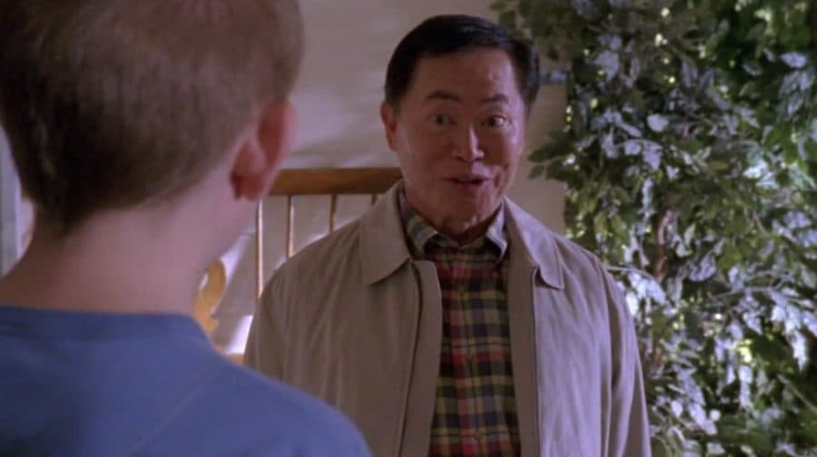 El actor de Star Trek que interpretó a Sulu en la serie y diferentes películas de dicha franquicia, salió como él mismo en el capítulo 14 de la séptima temporada (2005).