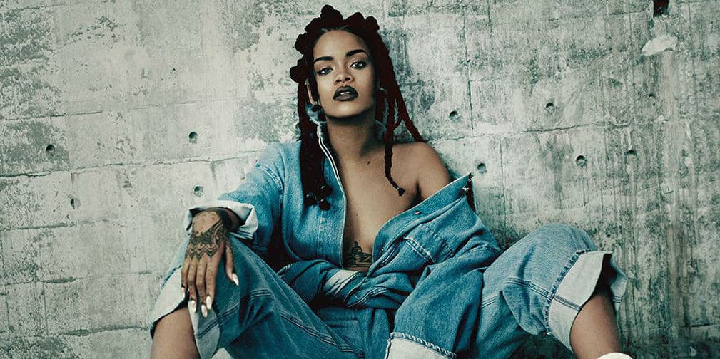4. Rihanna: Su primer pago lo gastó en ropa y una maleta de Louis Vuitton. También compró un piano que la volvía loca.