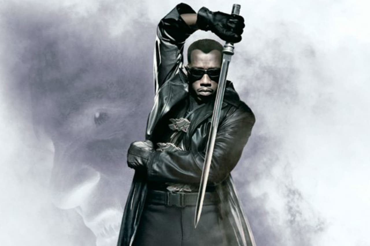 Mitad vampiro y mitad humano, Blade se encarga de proteger al mundo, ¡también hay chupa-sangres buena onda!