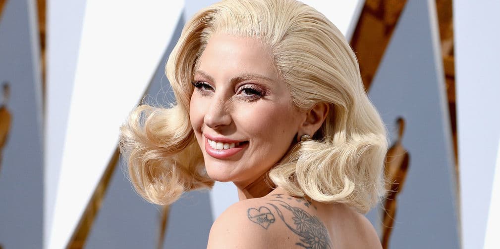 2. Lady Gaga: Rezo por aquellas personas que han sido víctimas de esta epidemia de tiroteos que venimos sufriendo.