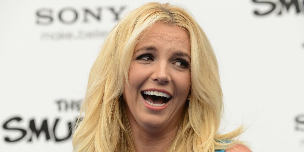 12. Britney: La Princesa del Pop ardió en cólera y golpeó con su paraguas los vehículos de varios fotógrafos.
