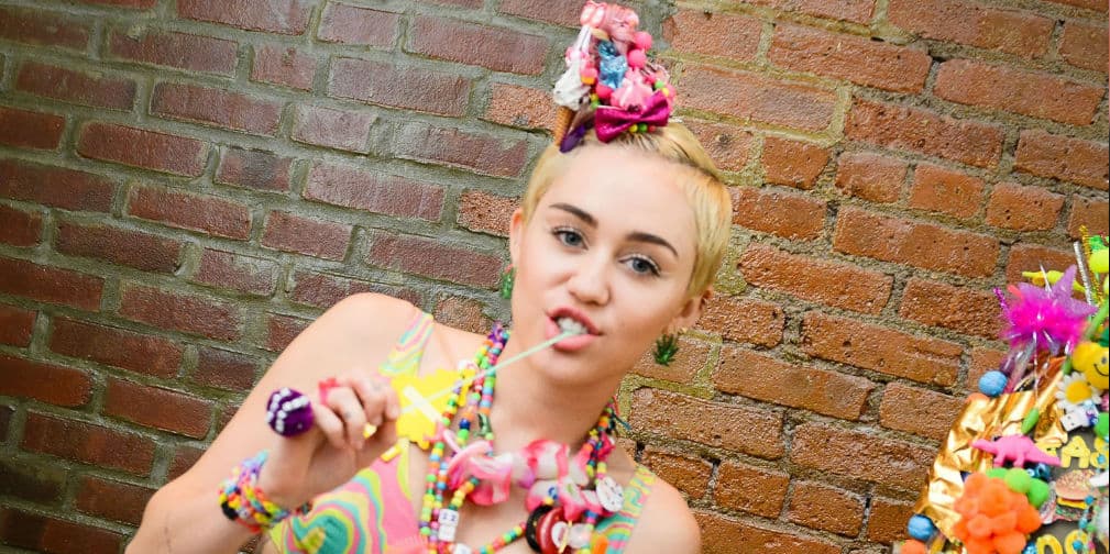 7.- Miley Cyrus: ¿Dónde quedó la tierna niña de la TV? Fue reemplazada por la alocada artista que ha admitido consumir marihuana.