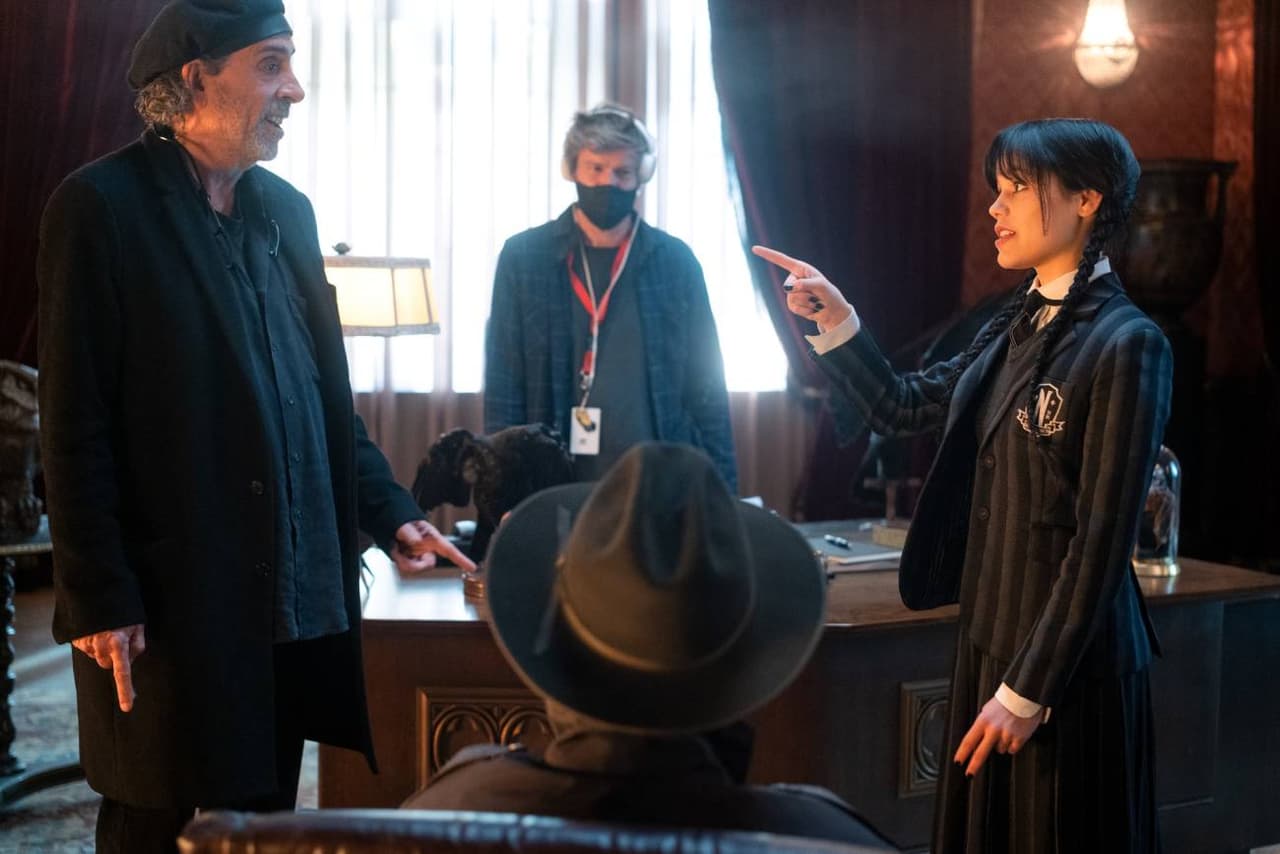 Tim Burton junto a Jenna Ortega en la grabación de 'Merlina'.