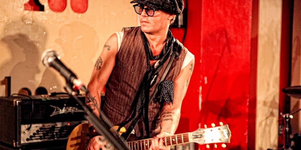 No es una sorpresa que Jhonny Depp cante si no que tenga una banda de rock llamada Hollywood Vampires.