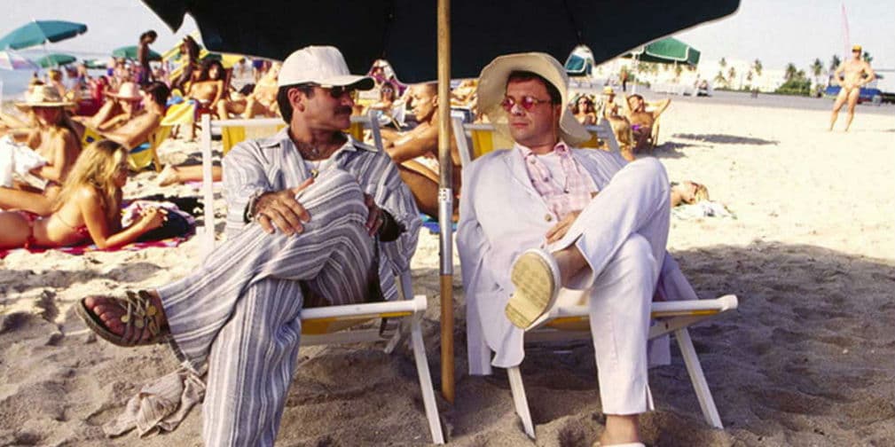 La Jaula de las Locas (1996). Armand y Albert intentan fingir que son una familia cristiana y tradicional, en lugar de una familia gay y judía.