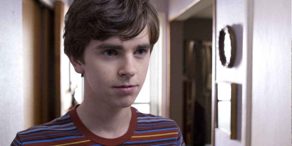 Bates Motel retrata la vida de un joven de aspecto frágil llamado Norman Bates y de su posesiva madre Norma.