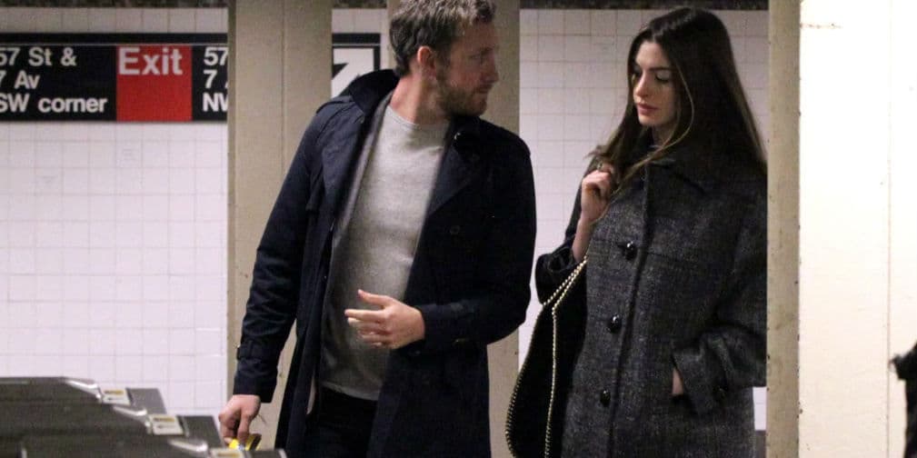 16. Anne Hathaway: En 2013, la actriz y su esposo Adam Shulman fueron captados durante una cita en el metro.