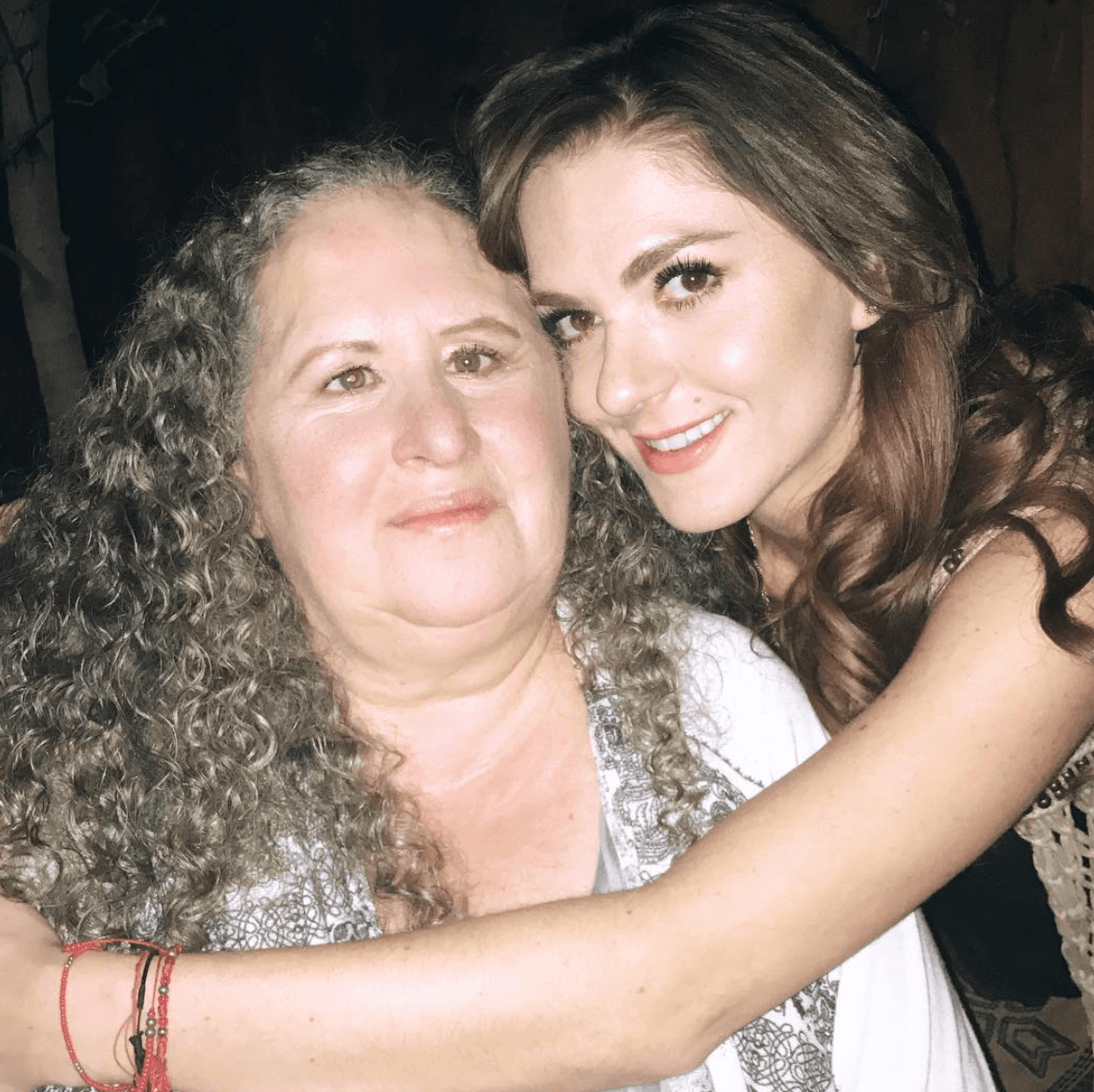 La artista mencionó que quién está más feliz por ser abuela es su madre.