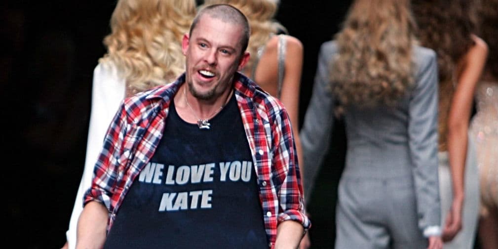 9. Alexander McQueen (1969 a 2010): Tras consumir cocaína, tranquilizantes y pastillas para dormir, el diseñador decidió ahorcarse