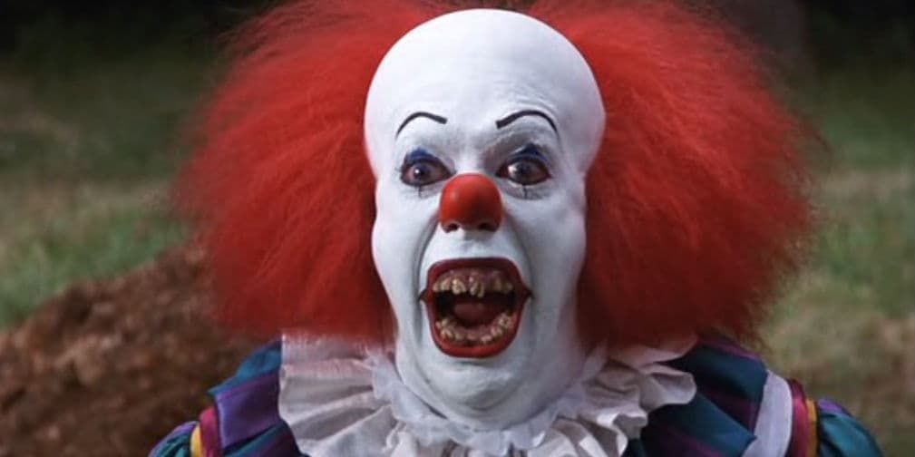 Sin duda, Pennywise de Eso se lleva la corona de los payasos más sangrientos del celuloide. Recuerda que él sabe lo que te da miedo.