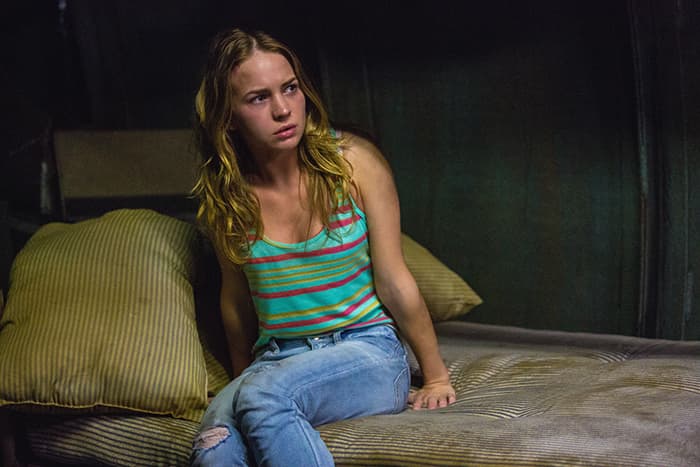 Britt Robertson es Angie