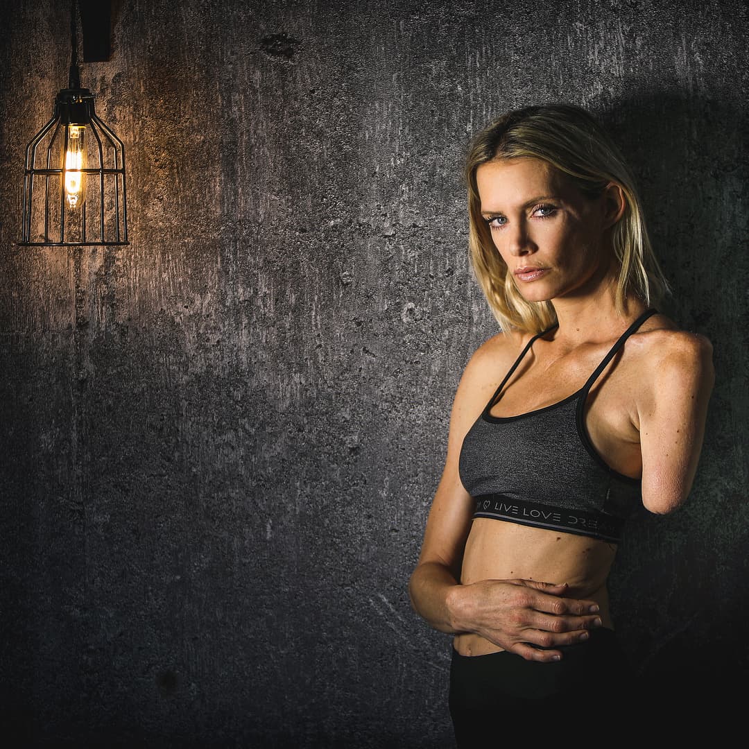 Ella es Olivia Jackson, una doble de acción que nació el 25 de agosto de 1983, en Cape Town, Sudáfrica.