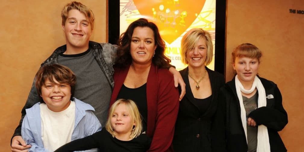 5. Rosie O Donnell: La conductora adoptó a sus tres hijos, a pesar de ya no ser pareja de Kelli Carpenter.