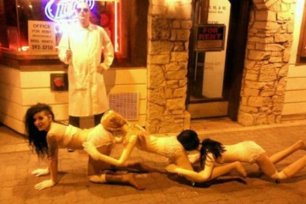 ¿Neta alguien pensó que esto era una buena idea? Este Human Centipede aparte de feo se ve mega incómodo de usar.