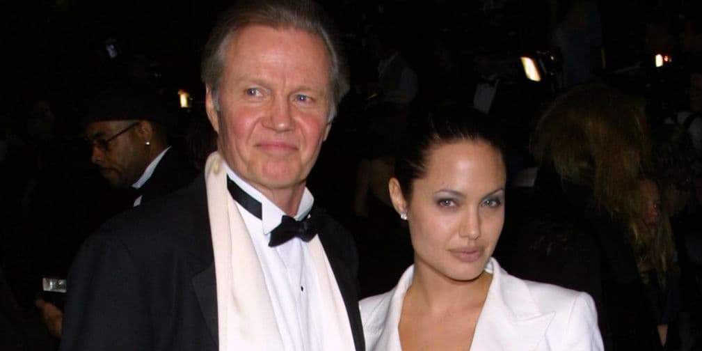 Angelina Jolie y su padre Jon Voight habían estado peleados hasta que la muerte de su madre los unió de nuevo.