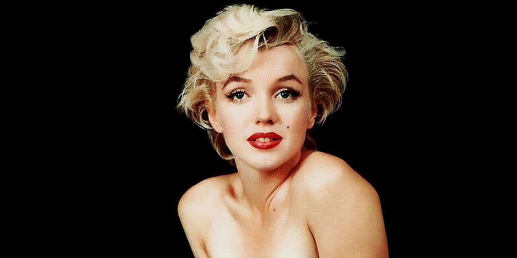 1. Marilyn Monroe: Fue abandonada por su viuda madre, pasando mucho su infancia en hogares temporales.