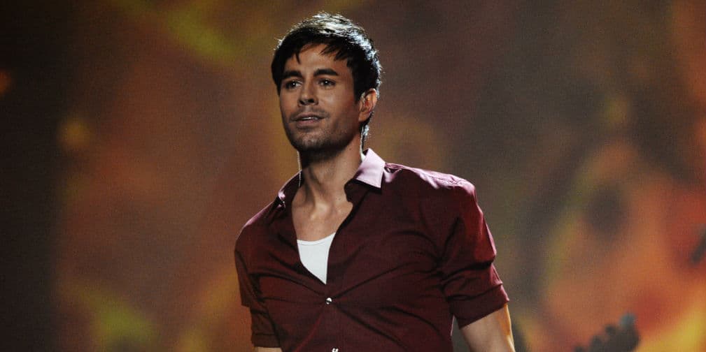 2. Enrique Iglesias: Toda su ropa es de marca, pero descuidada. Camisetas y jeans, sus prendas favoritas.