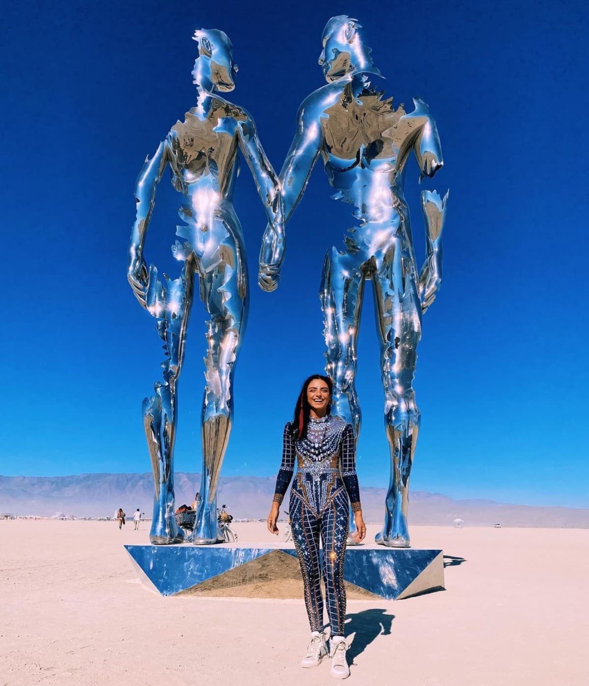 Aislinn Derbez brilla en 'Burning Man' con espectaculares outfits