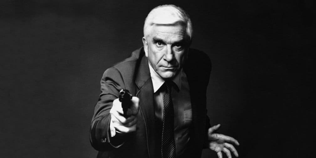 7. Leslie Nielsen: Conocido popularmente como el protagonista de películas absurdas como Airplane! y The Naked Gun.