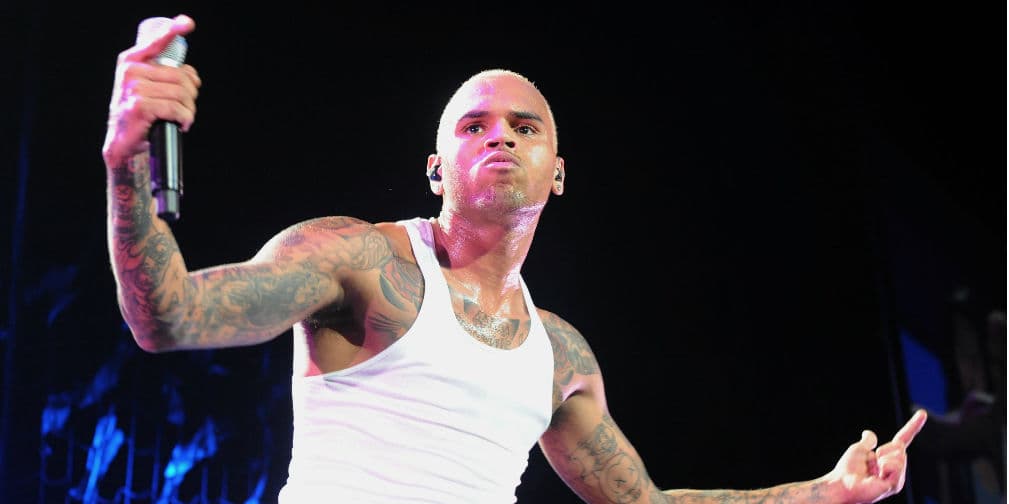 20. Chris Brown: No sólo es conocido por su música, sino por haber golpeado a su novia Rihanna.