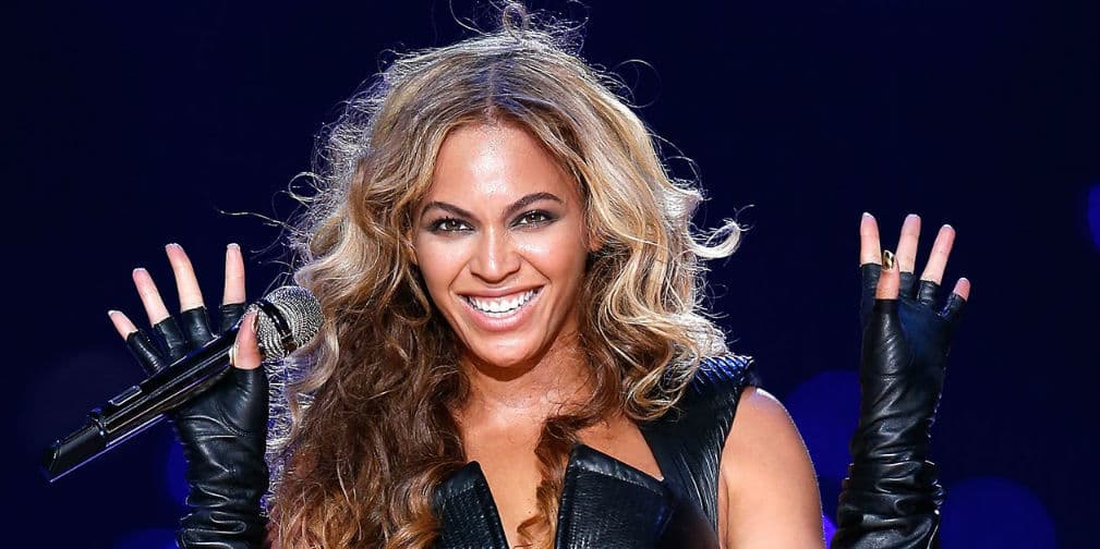 4. Beyoncé: Antes de cada presentación dice que levanta sus manos y siente que una entidad entra en su cuerpo.