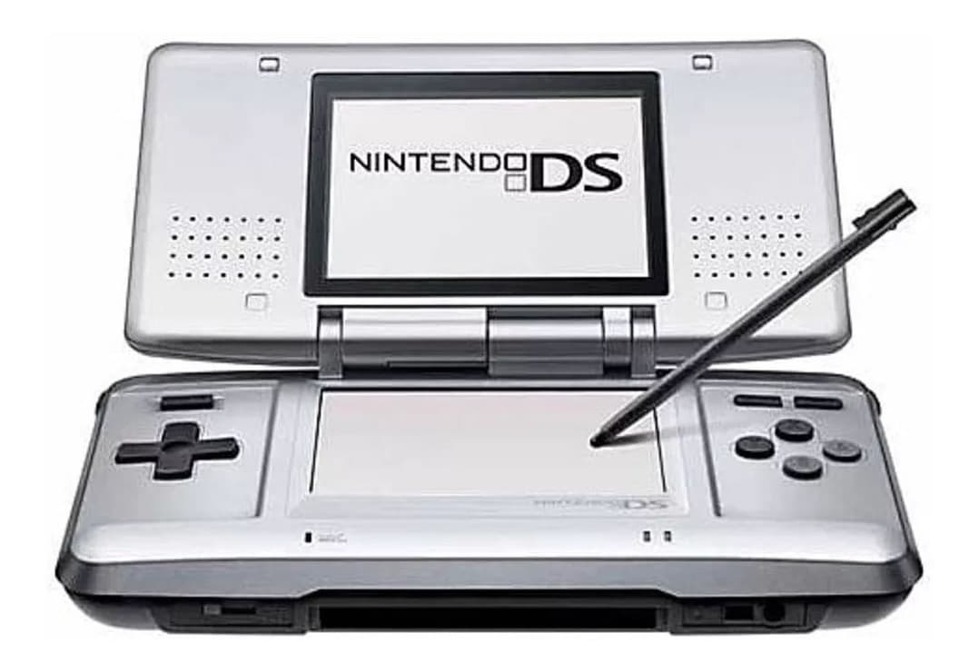 El Nintendo DS, con su doble pantalla, cambió la manera de jugar de forma portátil. Su lanzamiento en 2004 fue seguido por versiones con cámara e incluso con pantalla 3D