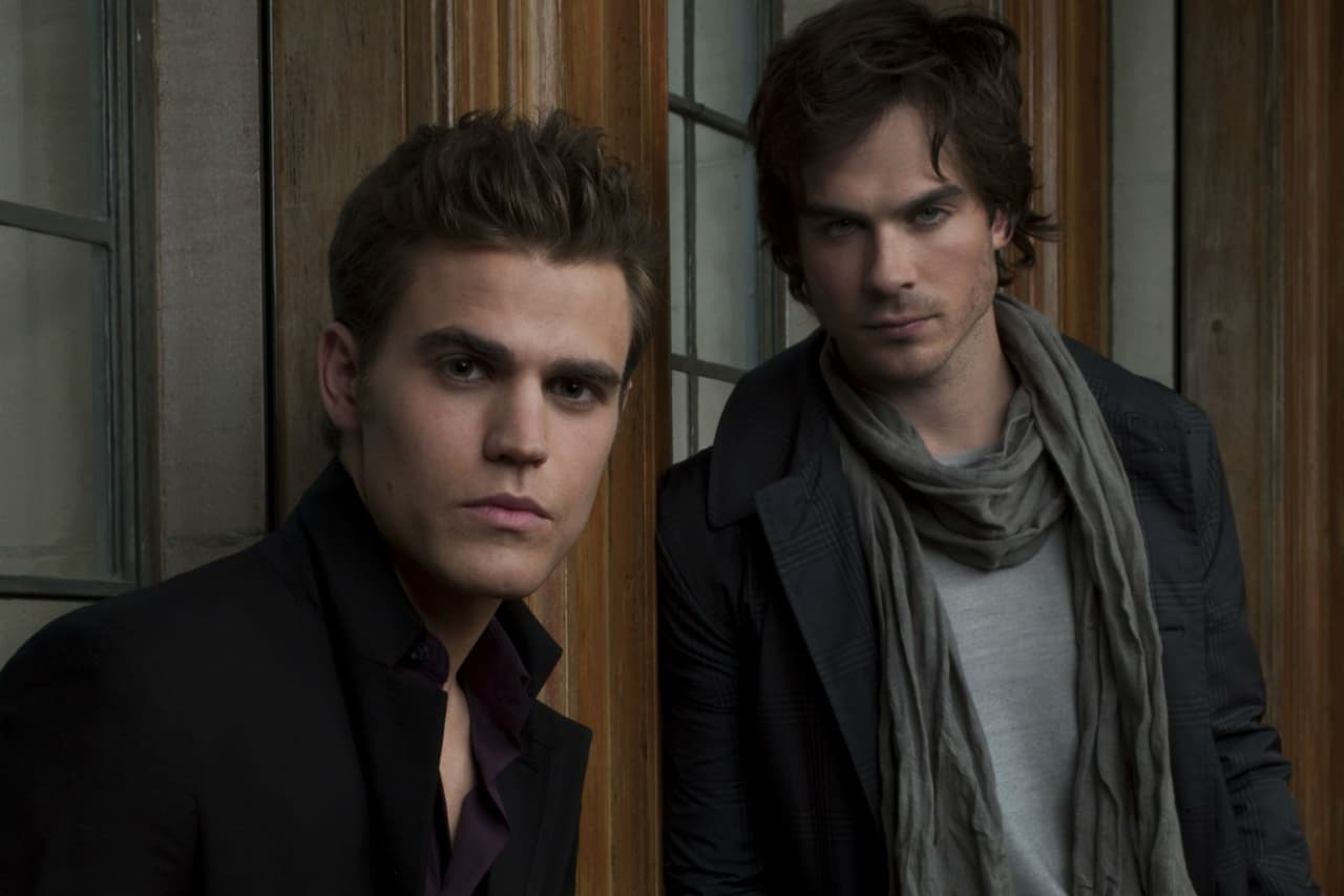 Un rivalidad de Ultratumba, Damon y Stefan están enfrascados en una pelea por el afecto de Elena en Vampire Diaries, tan bonito que es compartir.