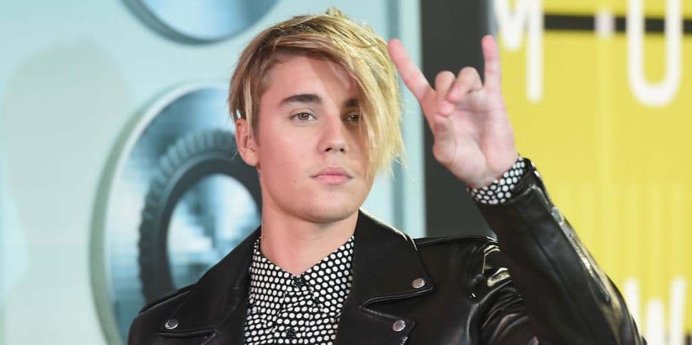 2. Justin Bieber: No firma autógrafos y deja a sus fans esperando, hasta les escupió desde su balcón en Toronto.