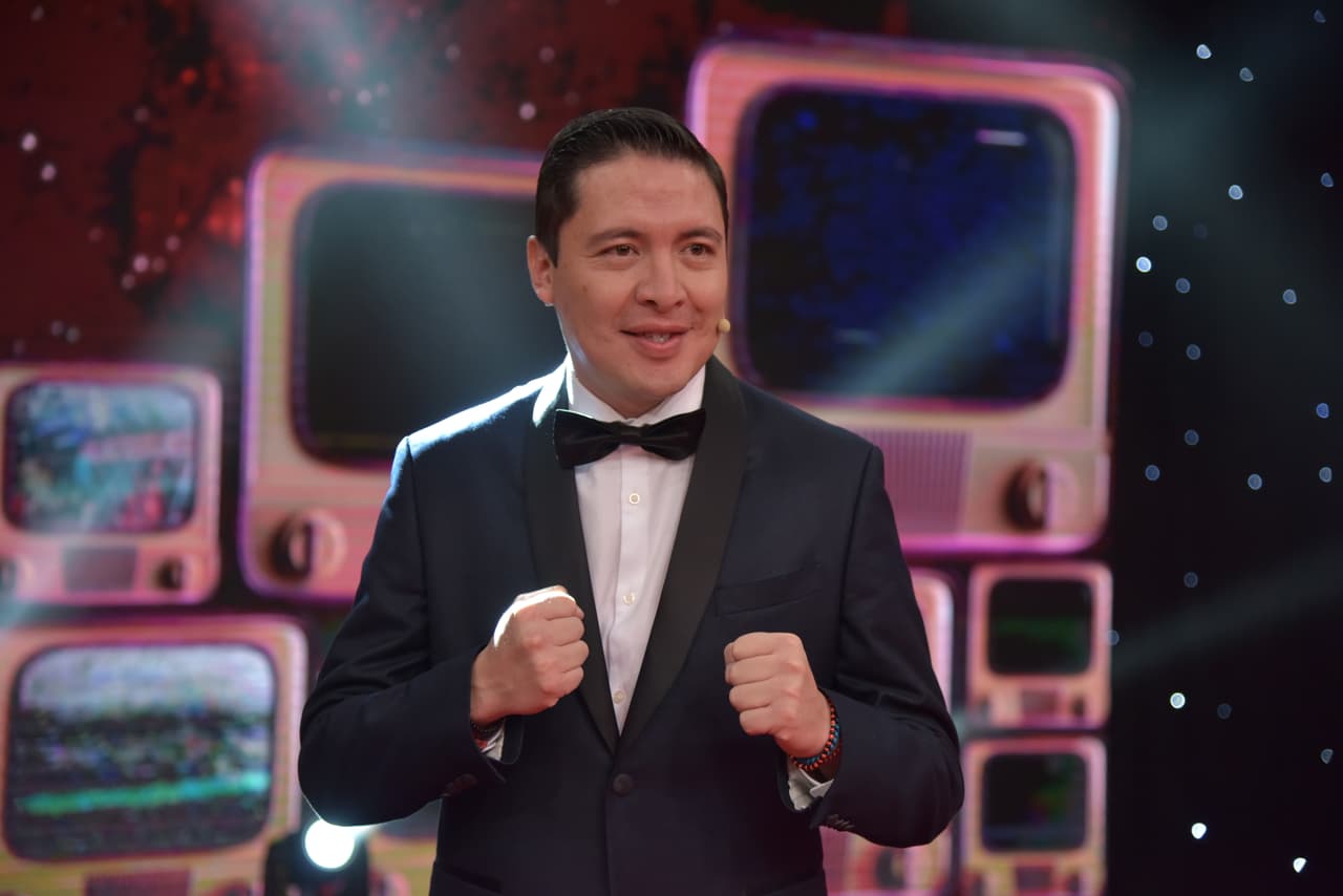 Mira nomás qué elegancia la de Armando Hernández, "El Rey del Barrio".