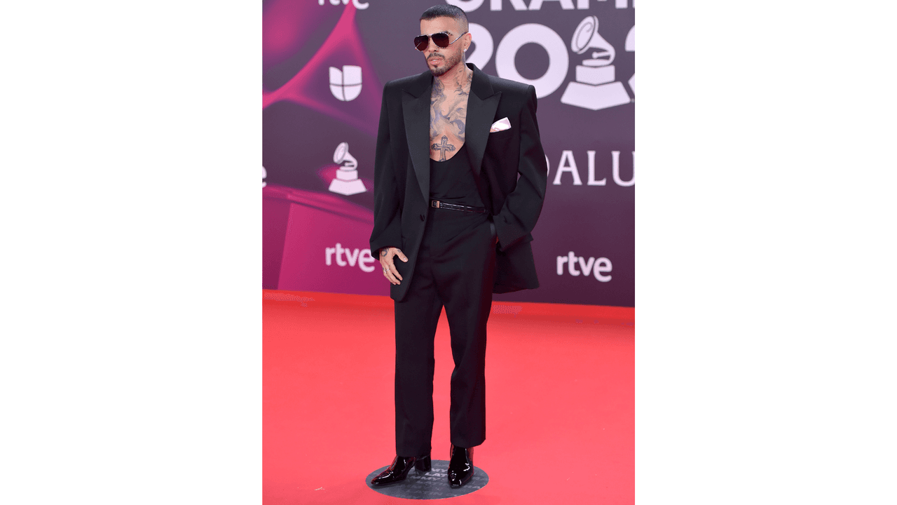 Rauw Alejandro en la alfombra roja de los Latin GRAMMY 2023