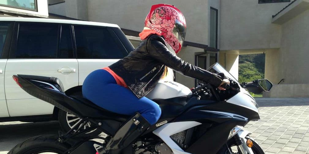 2. Nicki Minaj: El enorme trasero de la intérprete de Anaconda no es impedimento para montar su moto.