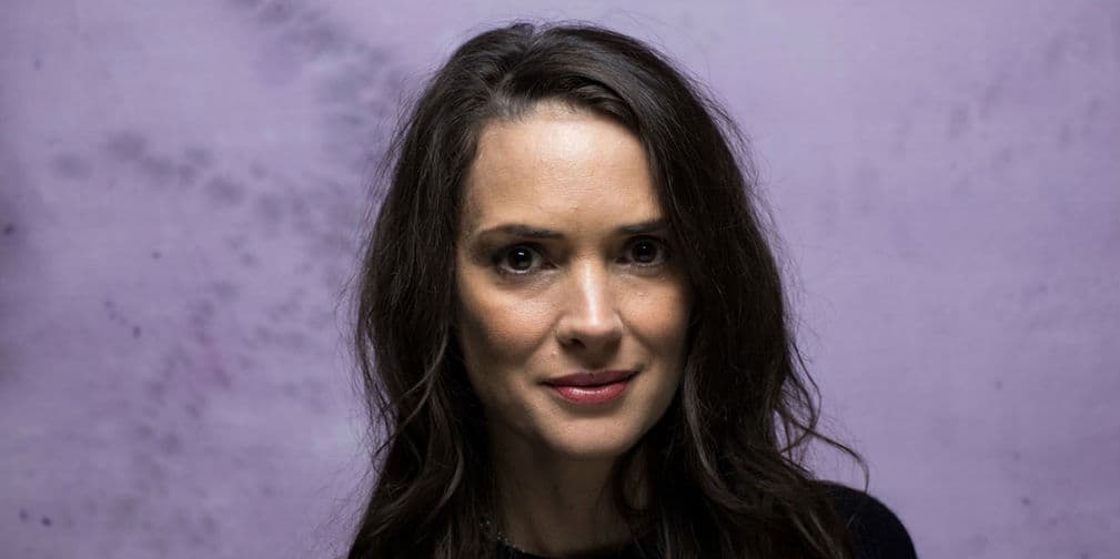4. Winona Ryder: Fue arrestada por robar ropa de una famosa tienda de Beverly Hills, afectando su carrera.