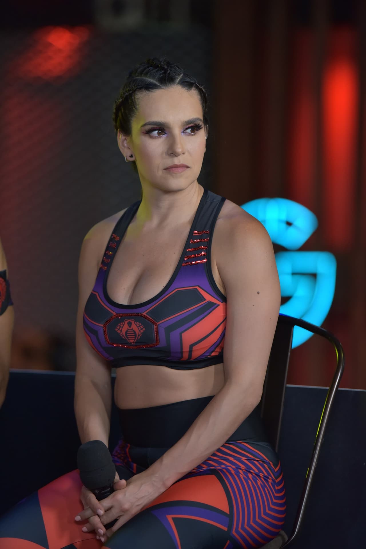 La conductora portó el uniforme de su equipo: Cobras.