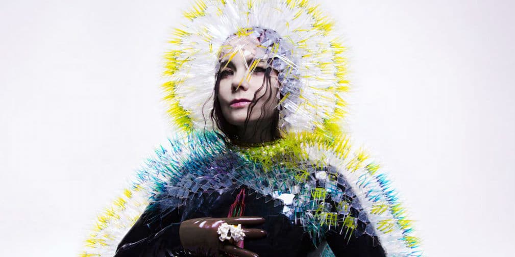 2. Bjork: La cantante islandesa atacó furiosa en Nueva Zelanda a un fotógrafo y le desgarró la camisa.