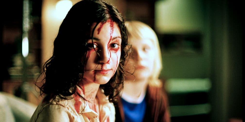 9. Let The Rigth One In: Eli es un vampiro atrapado en el cuerpo de una niña de 12 años. ¡Tierna y mortal!