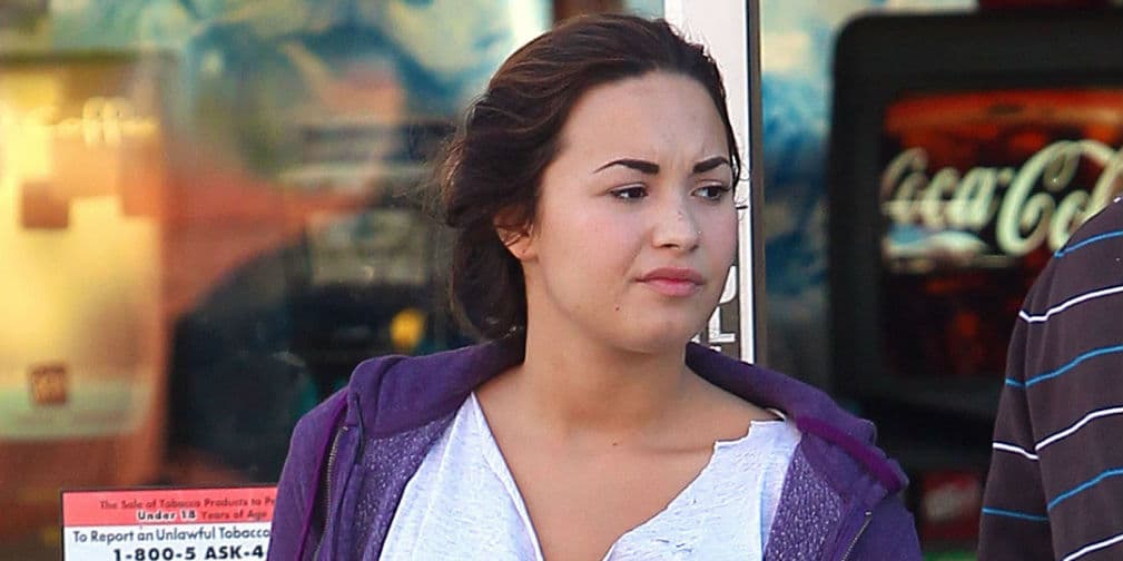 7. Demi Lovato: La actriz y cantante no parece muy feliz de ser captada por los paparazzi con la cara lavada.