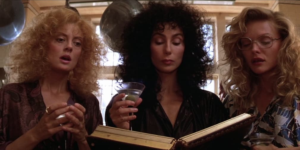 Alexandra Medford, James Spofford y Sukie Ridgemont en Las brujas de Eastwick.