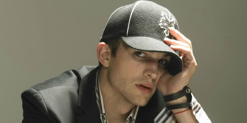 7. Ashton Kutcher: Nació con una malformación en uno de sus pies y dos de sus dedos están unidos por el tronco.