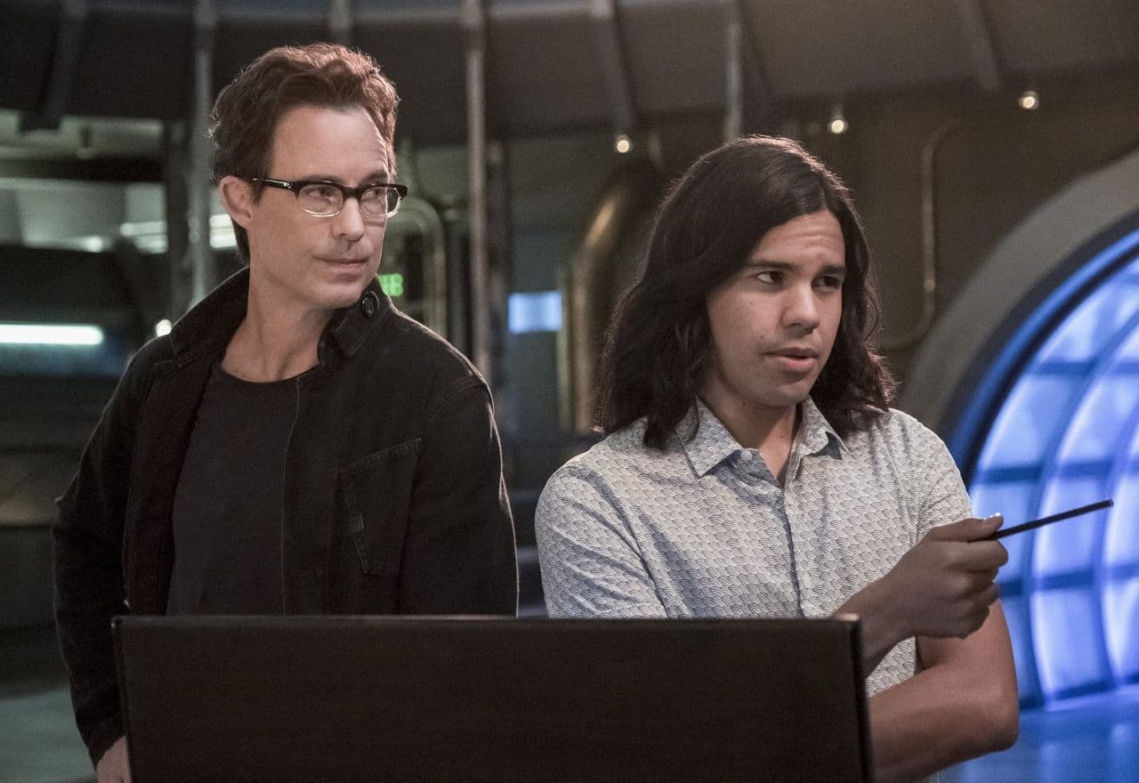 Tom Cavanagh y Carlos Valdes en la serie 'The Flash'
