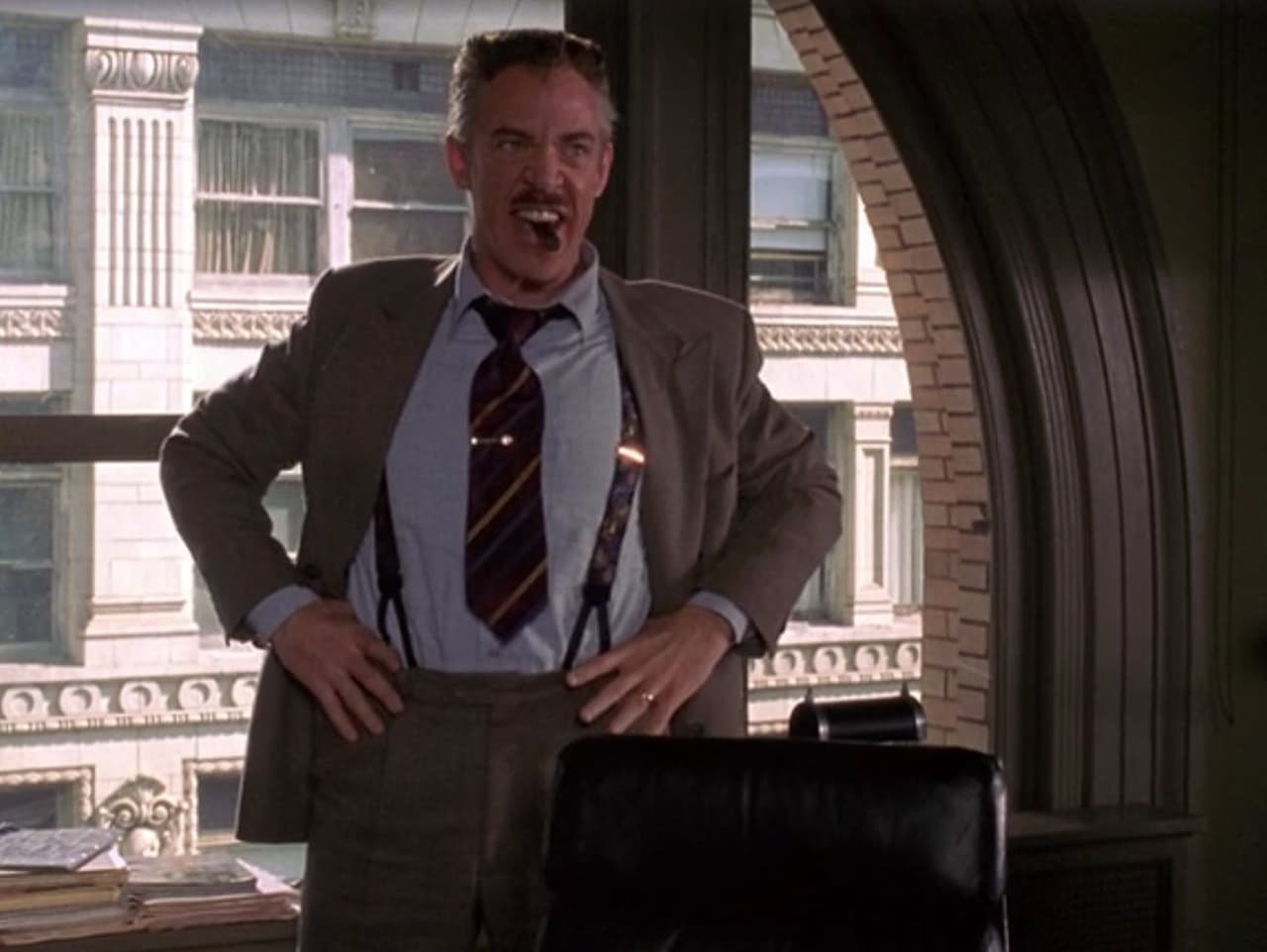 La actuación de J.K. Simmons como Jonah Jameson es tan icónica que en este universo vuelve para el papel. Además sigue considerando a Spidey una amenza.