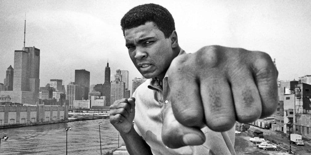 2. Muhammad Ali: Fue 3 veces campeón de los pesos pesados y en 1999 fue nombrado Deportista del siglo.