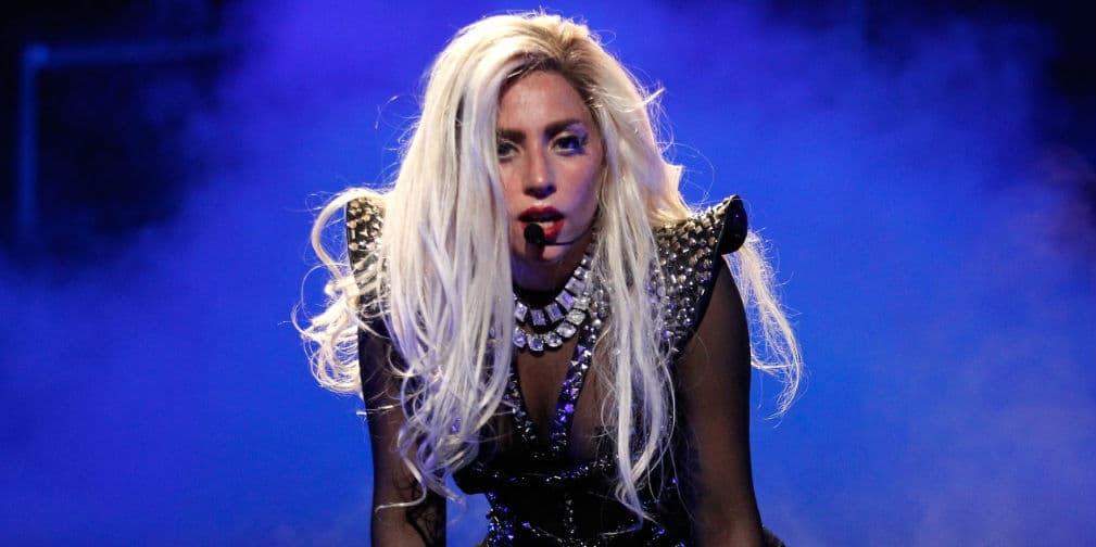 3. Lady Gaga: Esta excéntrica cantante fue mesera en un restaurante griego.