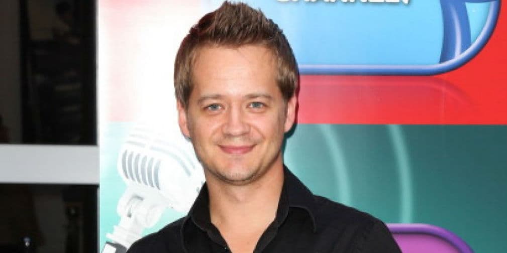 1. Jason Daniel Earles: Este actor, famoso por la serie Hannah Montana, tiene 38 años pero luce de 26.