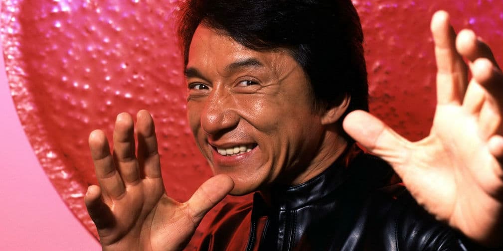 2. Jackie Chan: Antes de salvar a medio mundo, protagonizó Todo en Familia, una porno china en 1975.